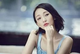 周迅躺着玩手机鼻梁被砸伤,你也有过相似的经历吗?