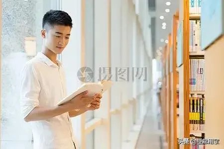 发现班里有个女孩三次拿同学的钱，班主任最好怎么做？