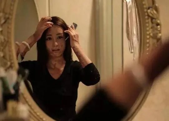 男子嫌老婆太丑,将其告上法庭获赔75万,你怎么看?