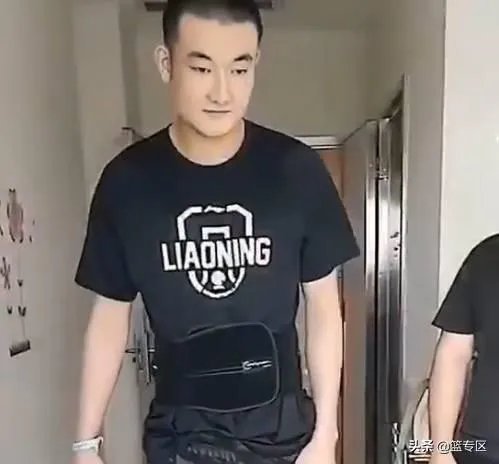 丛明晨今天出院,辽宁男篮的球迷专程到医院欢送!丛明晨能在本赛季回归赛场吗?