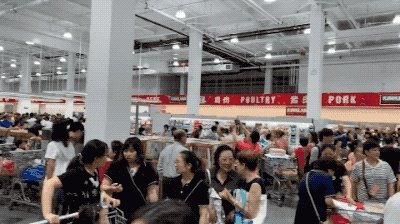 美国超市Costco上海店开业，茅台被抢光，爱马仕被抢光，半天就被买停业，你怎么看？