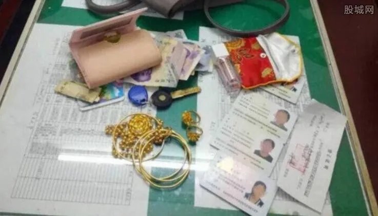 女子数万元婚饰忘公交 贵重物品遗失如何找回?