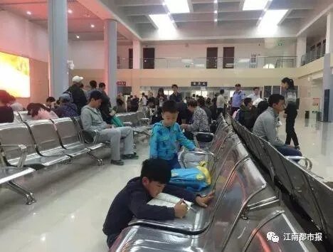 孩子跪景区写作业,这样真的好吗?