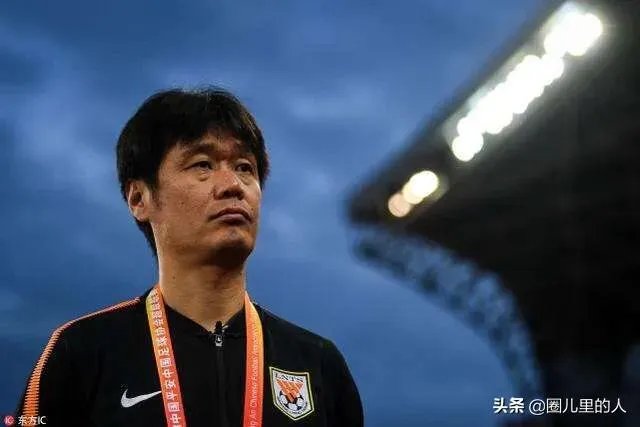 知名足球媒体人袁野爆料称,国足主帅三周后出炉,22冠王领跑,李铁还有机会吗?