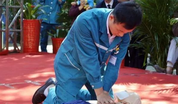 抢救的时候把肋骨给按断了,医生该不该承担责任?