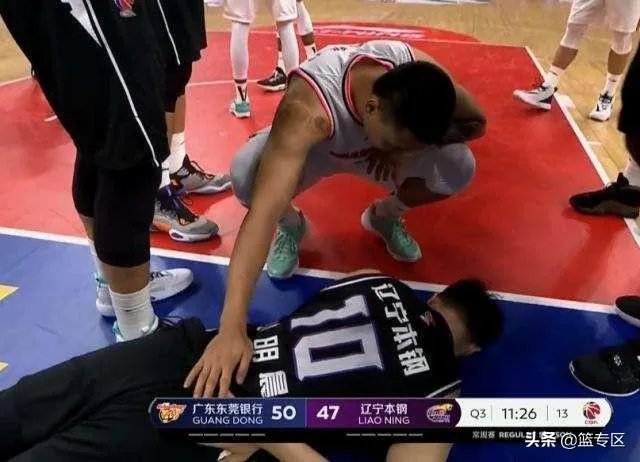 丛明晨今天出院,辽宁男篮的球迷专程到医院欢送!丛明晨能在本赛季回归赛场吗?