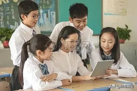 发现班里有个女孩三次拿同学的钱，班主任最好怎么做？