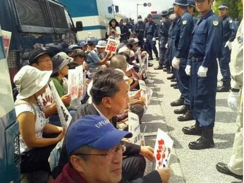 日本前首相为什么在施工现场静坐抗议?