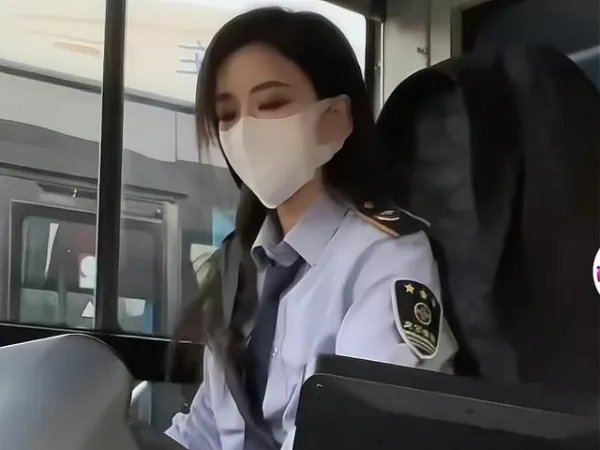 陕西西安“最美公交女司机”走红了,你认为这是意外走红还是刻意曝光呢?