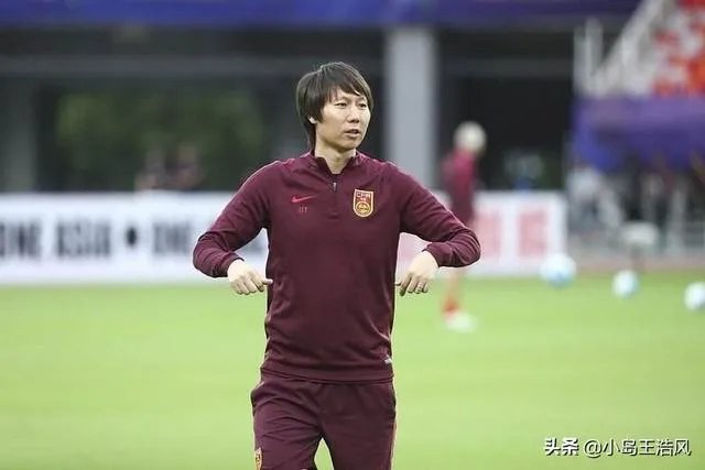 知名足球媒体人袁野爆料称,国足主帅三周后出炉,22冠王领跑,李铁还有机会吗?
