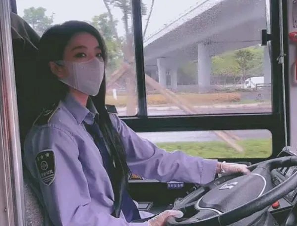 陕西西安“最美公交女司机”走红了,你认为这是意外走红还是刻意曝光呢?