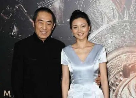 张艺谋的妻女去探班,陈婷打扮的很年轻,你羡慕张艺谋夫妻两人的爱情吗?