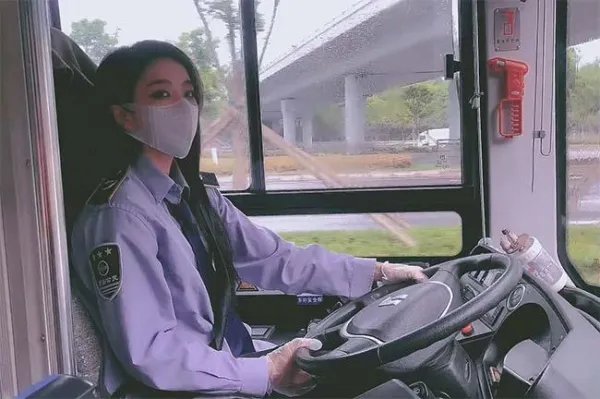 陕西西安“最美公交女司机”走红了,你认为这是意外走红还是刻意曝光呢?