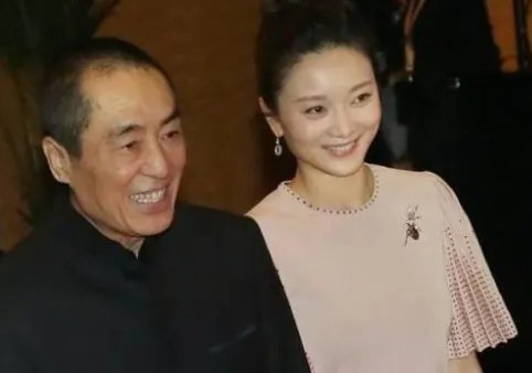 张艺谋的妻女去探班,陈婷打扮的很年轻,你羡慕张艺谋夫妻两人的爱情吗?