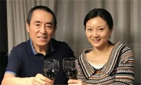 张艺谋的妻女去探班,陈婷打扮的很年轻,你羡慕张艺谋夫妻两人的爱情吗?