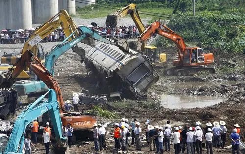 温州动车脱轨事故现场,为什么将列车残骸进行掩埋?