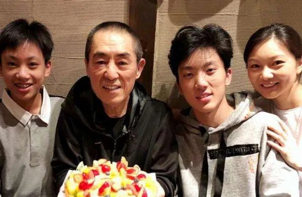 张艺谋的妻女去探班,陈婷打扮的很年轻,你羡慕张艺谋夫妻两人的爱情吗?