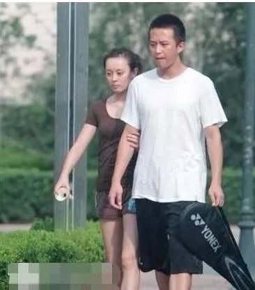 全智贤经常被大家拍到素颜出街,有的不修边幅,有的精神饱满!