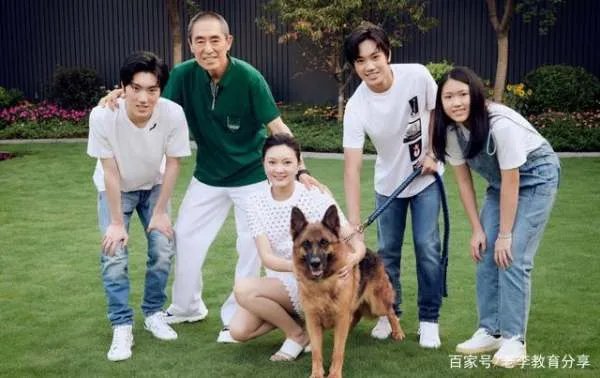 张艺谋的妻女去探班,陈婷打扮的很年轻,你羡慕张艺谋夫妻两人的爱情吗?