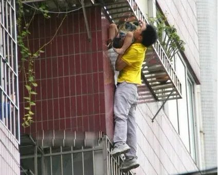 托举哥爬楼救人是怎么回事?