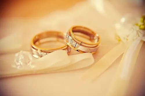 结婚戒指男方的由谁买 结婚戒指一般是谁买单
