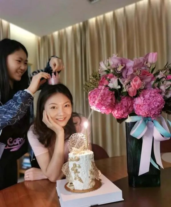 张艺谋的妻女去探班,陈婷打扮的很年轻,你羡慕张艺谋夫妻两人的爱情吗?
