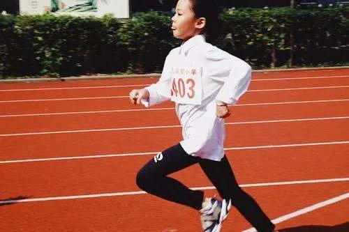 运动会通讯稿50字、、、、急!