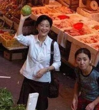 全智贤经常被大家拍到素颜出街,有的不修边幅,有的精神饱满!