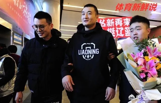 丛明晨今天出院,辽宁男篮的球迷专程到医院欢送!丛明晨能在本赛季回归赛场吗?