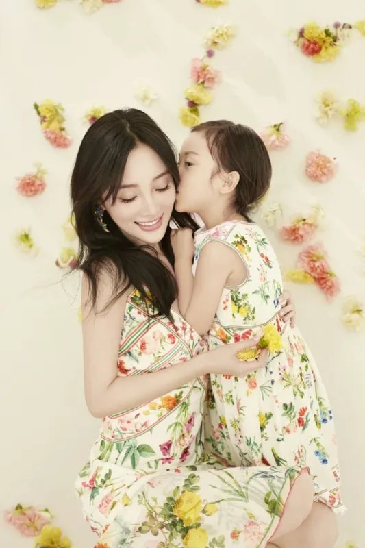 李小璐晒甜馨练舞蹲马步，她们母女间的关系怎么样？