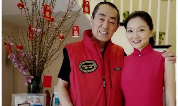 张艺谋的妻女去探班,陈婷打扮的很年轻,你羡慕张艺谋夫妻两人的爱情吗?