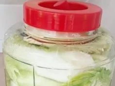 大庆饮料瓶腌酸菜拧开瞬间爆炸,腌酸菜的时候应当注意哪些?