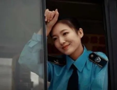 陕西西安“最美公交女司机”走红了,你认为这是意外走红还是刻意曝光呢?